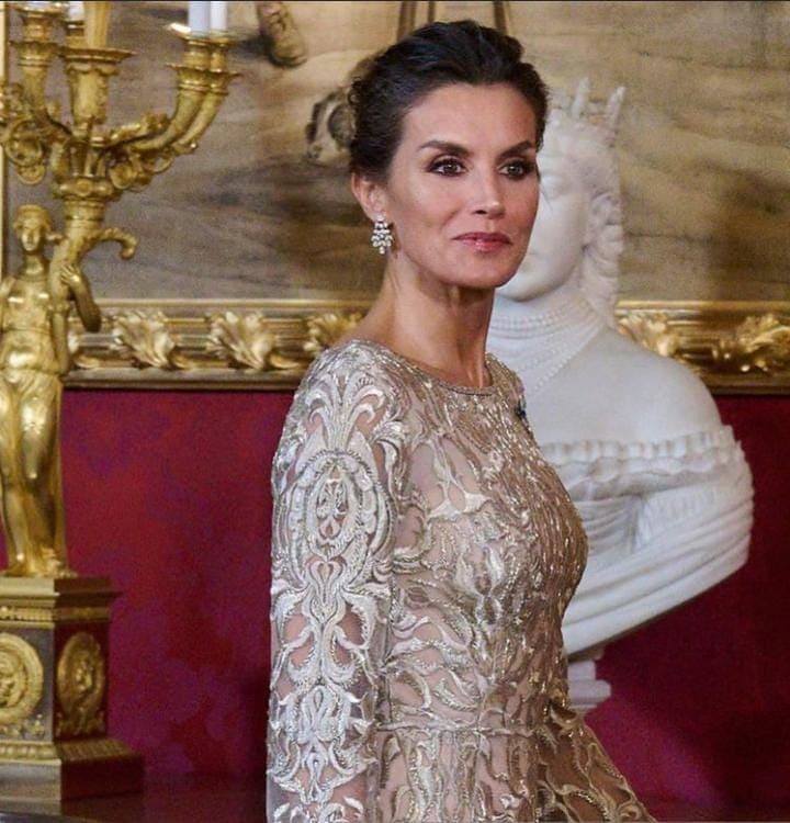 La reina Letizia lució un vestido de Gabriel Lage, diseñador argentino