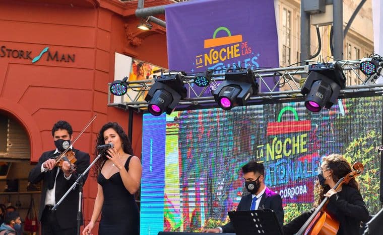 Se desarrolla la Noche de las Peatonales en Córdoba