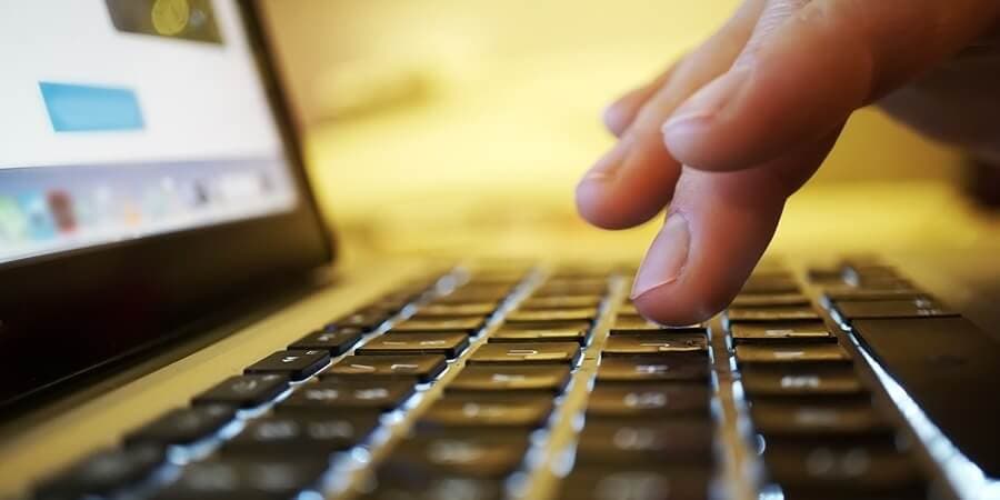 Alumnos usaron IA para hacer videos pornográficos con los rostros de sus compañeras