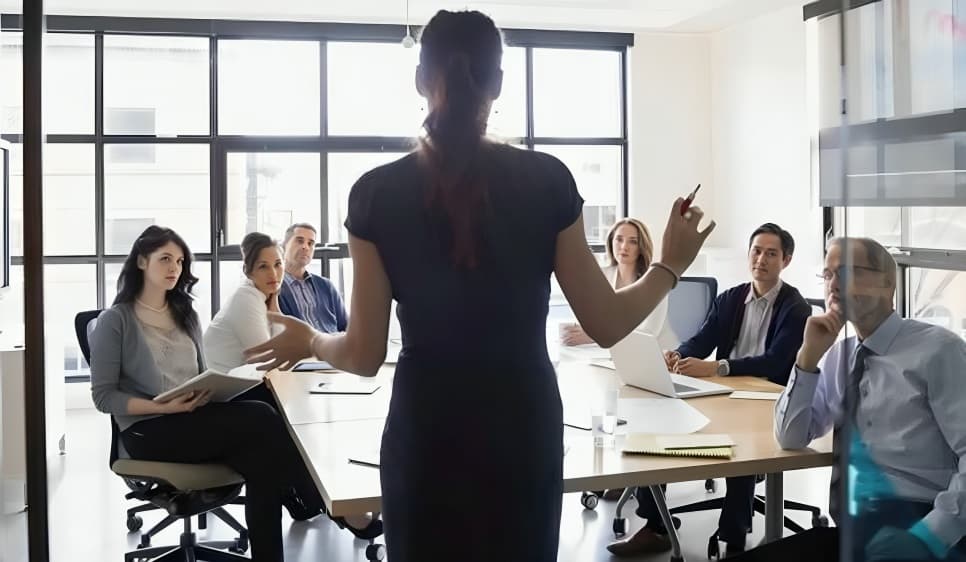 Desigualdad que no cesa: el 77% de las mujeres percibe preferencia por hombres en puestos directivos