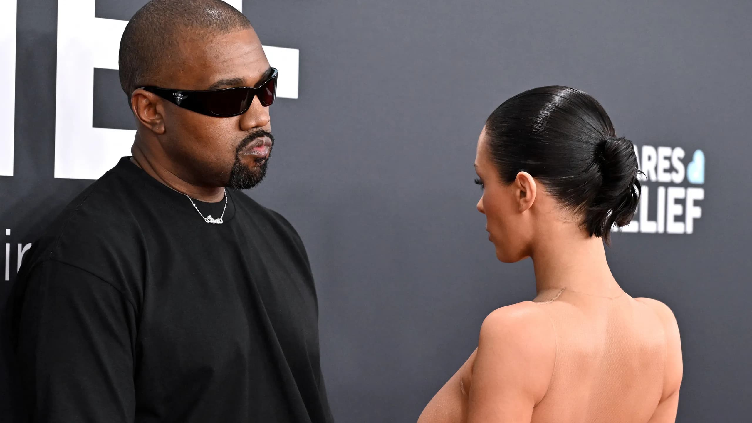 Kanye West y Bianca Censori en los Grammy 2025: ¿Libertad o vulgaridad?