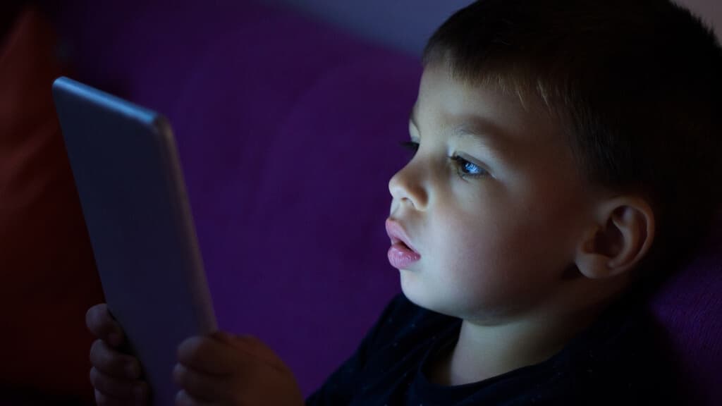 Pantallas en la infancia: Recomiendan evitar la exposición hasta los 6 años