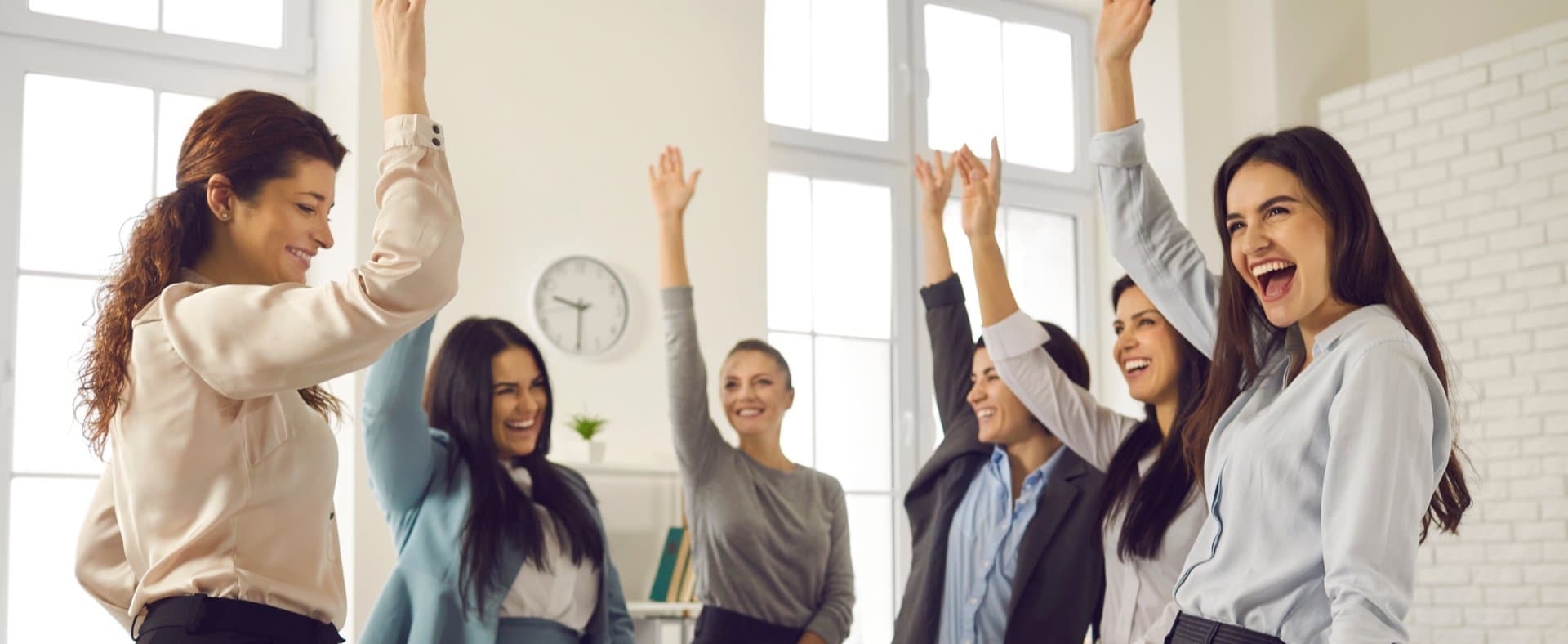 Participación e inclusión femenina: las mujeres superan a los hombres en 17 de 19 competencias clave de liderazgo