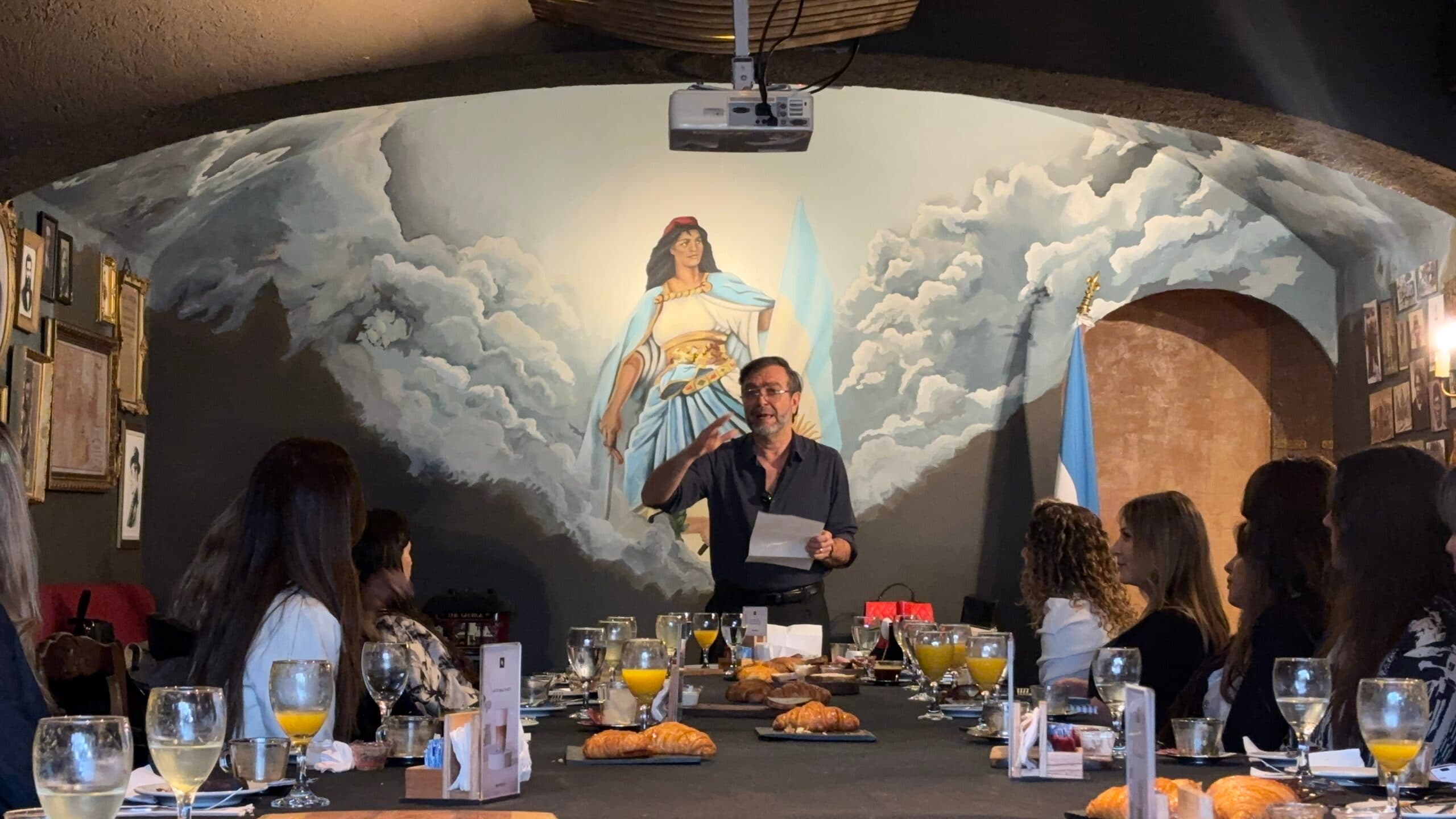 Desayuno inteligente: secretos de IA para emprendedoras y ejecutivas