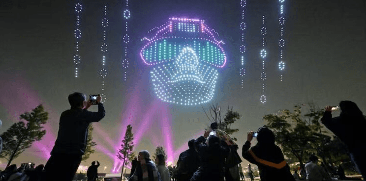 Mirando al cielo: cordobeses crean empresa de “enjambre de drones” para shows y eventos