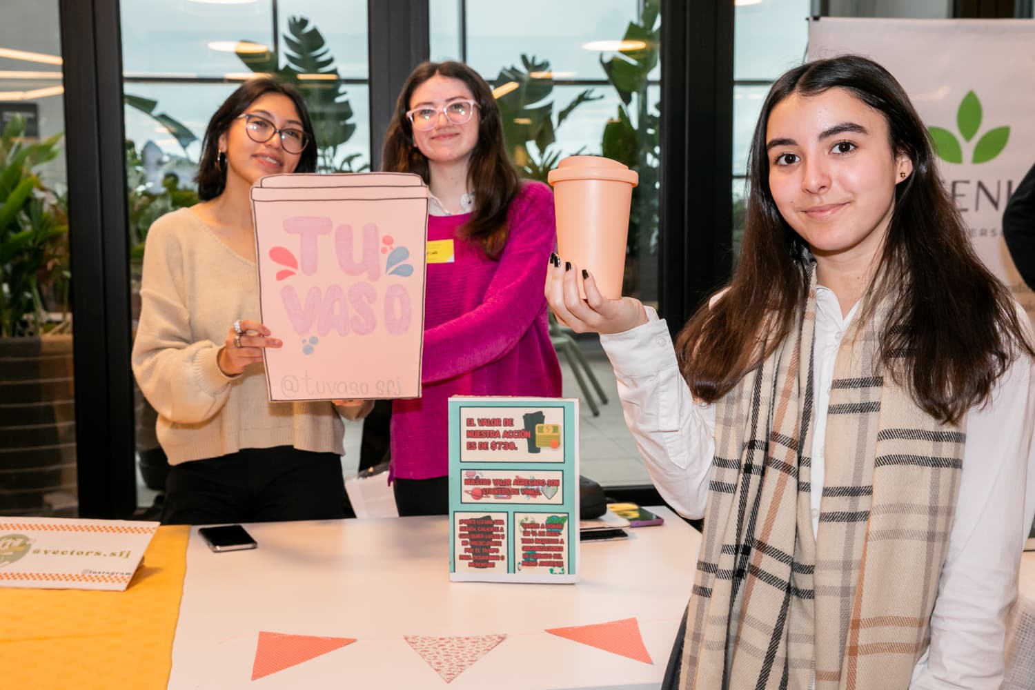 Jóvenes emprendedores presentan sus proyectos en la Feria de Emprendimientos de Junior Achievement Córdoba