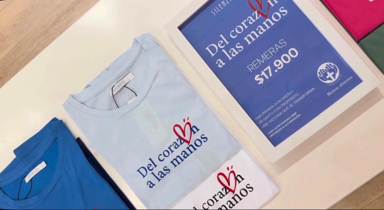 Silenzio y Manos Abiertas se unen en una remera solidaria que combina diseño y compromiso social
