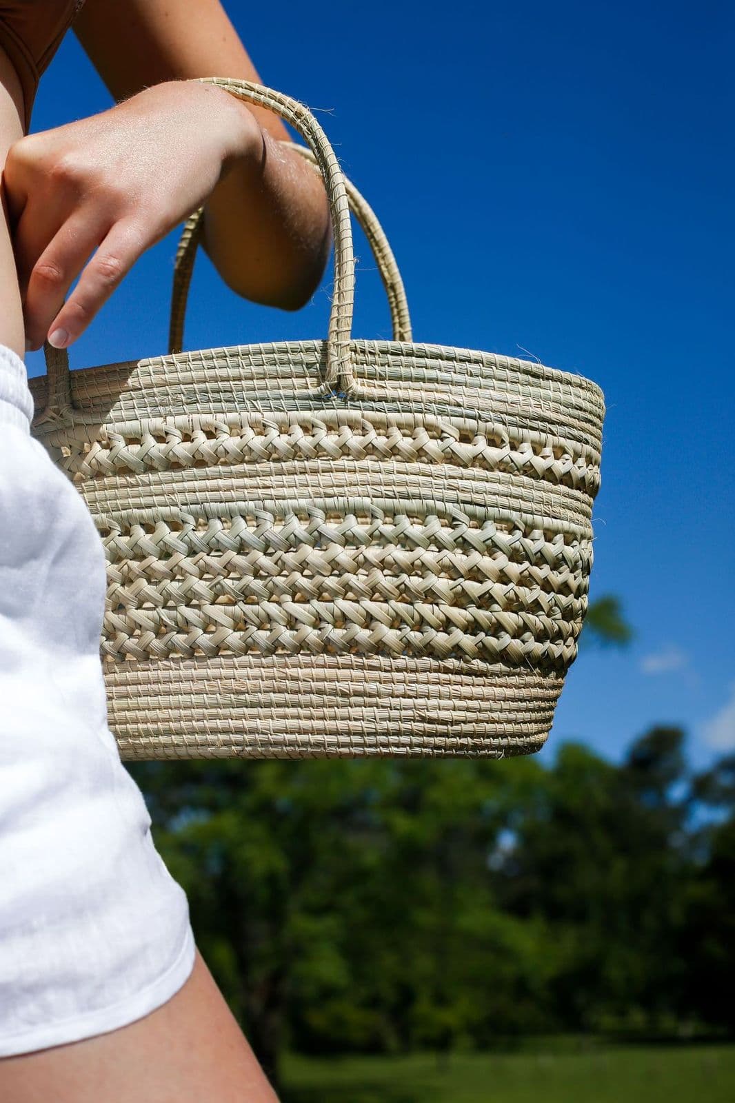Canastas y bolsos de fibra: la textura que dominará el verano 2026