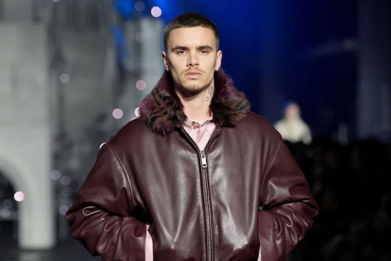 Romeo Beckham brilla en el cierre del desfile de Burberry: una oda al Londres lluvioso y urbano