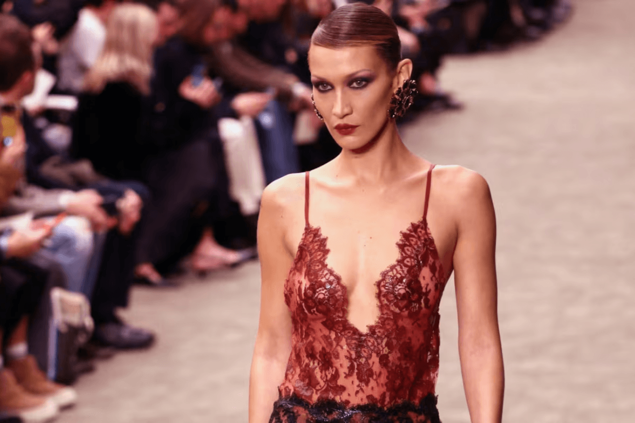 Saint Laurent deslumbró en París: Bella Hadid protagonizó una oda al encaje y la sofisticación