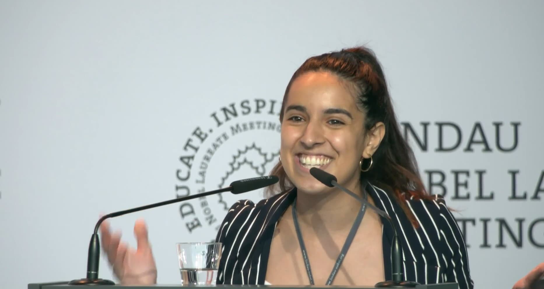 Clara Miserendino: La cordobesa que pudo dialogar con ganadores del Premio Nobel