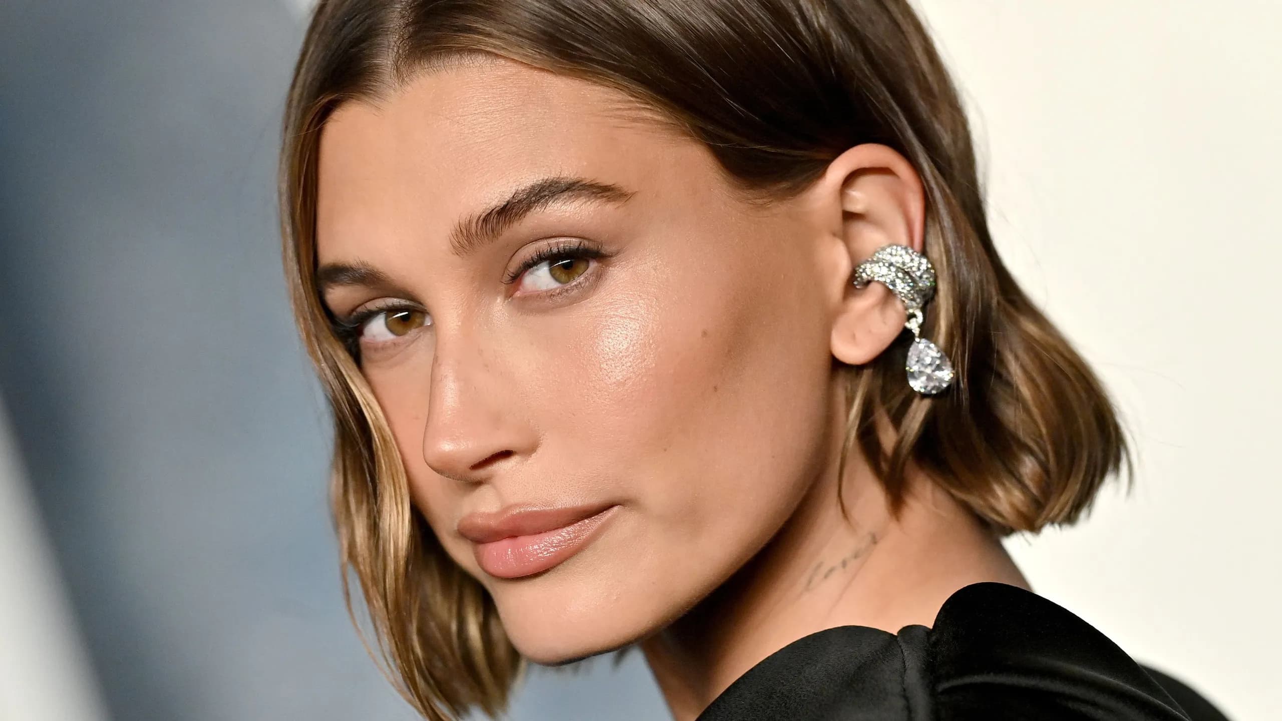 Hailey Bieber impone tendencia con un traje oversized de corte masculino