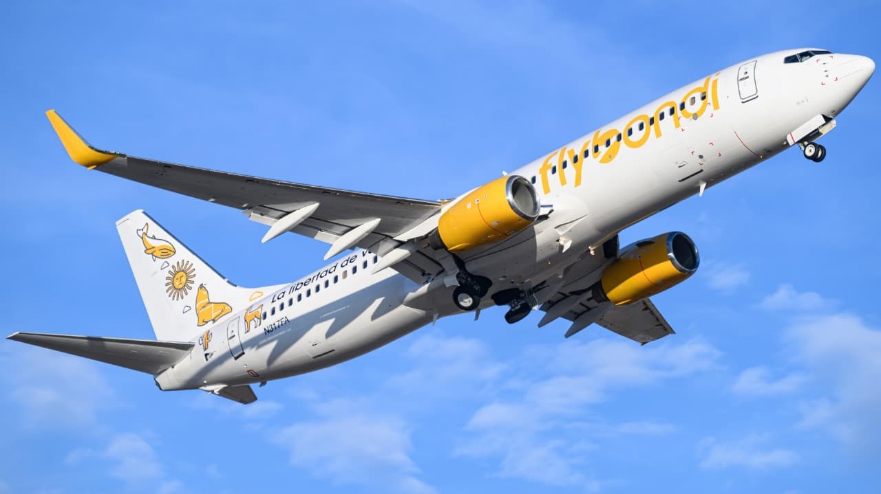 Flybondi fue multada por la cantidad de viajes cancelados
