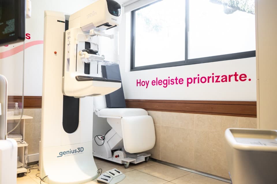 Un nuevo mamógrafo con tecnología contrastada mejora la detección temprana del cáncer de mama