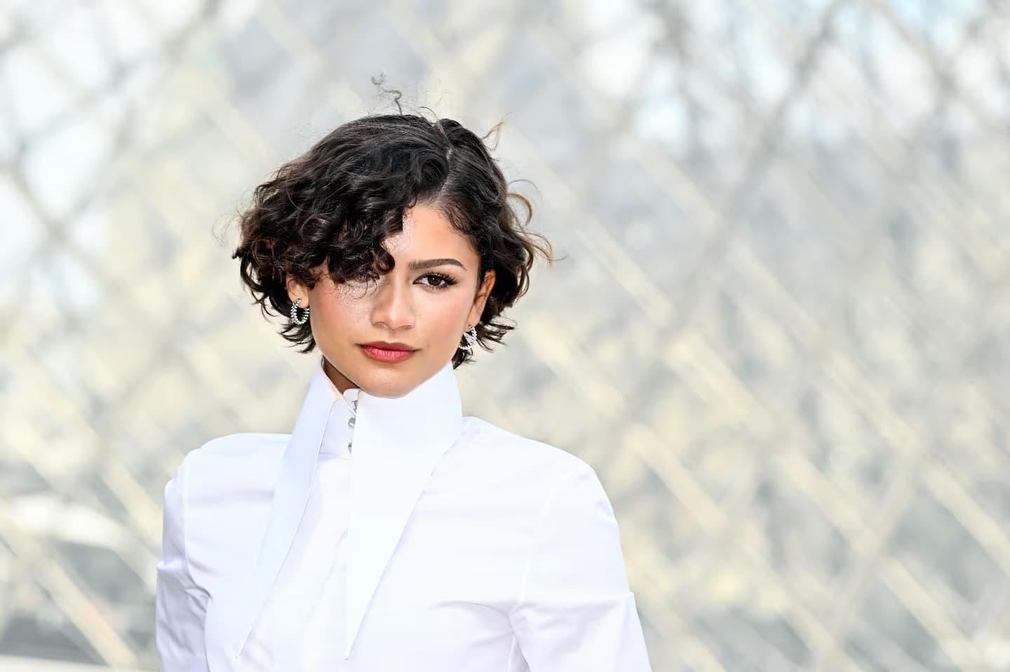 Zendaya enamoró a París: nuevo look, estilo “bridal” y el estreno de su alianza de casada