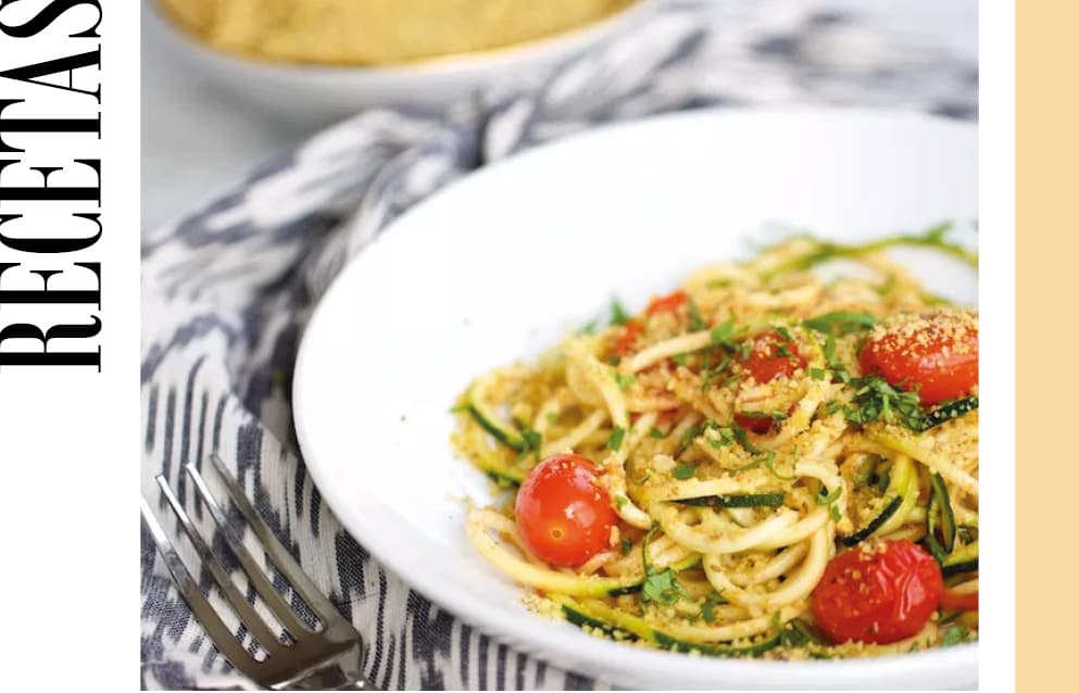 #RECETASOCIO – Pasta de zucchini con salsa de tomate y “queso parmesano” de nuez