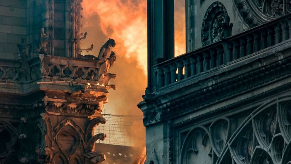 Entre el horror y la impotencia, empresarios de la moda se movilizan por la reconstrucción de Notre Dame