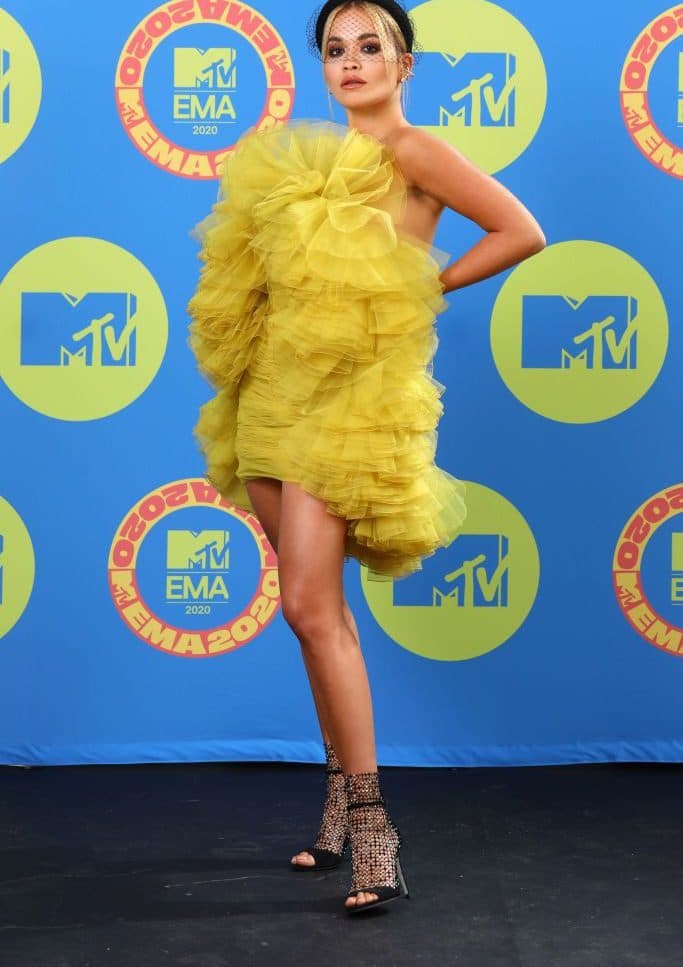 LOS POLÉMICOS LOOKS DE LA ALFOMBRA ROJA DE LOS MTV EMA 2020